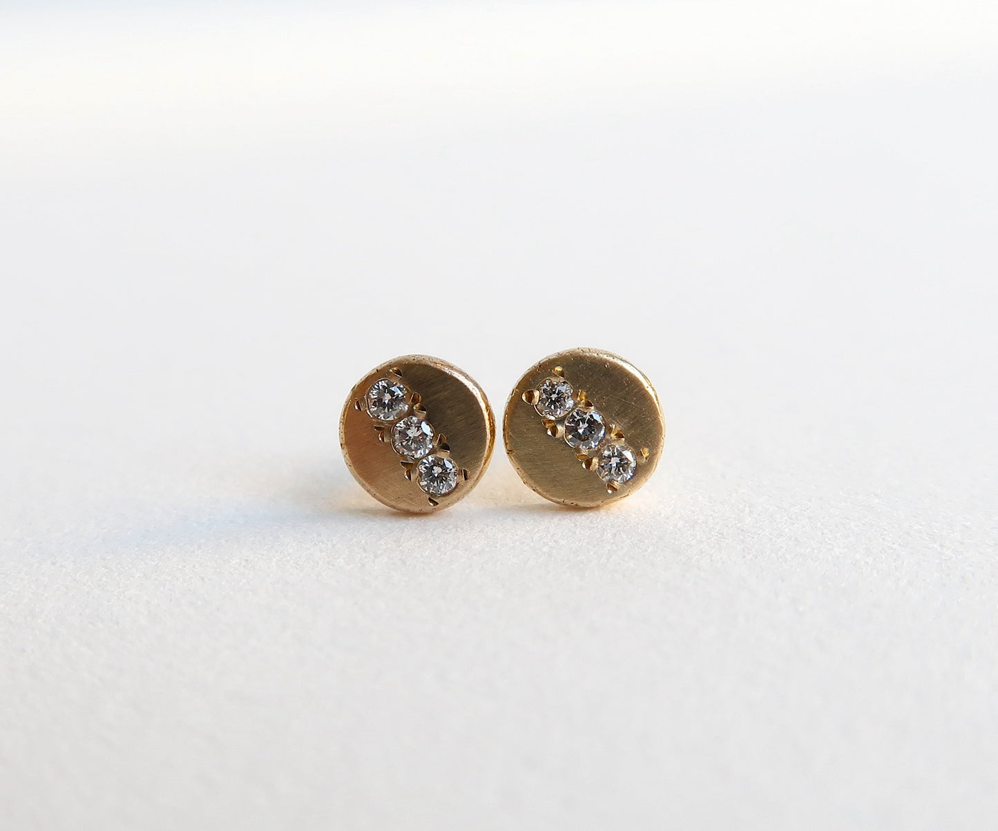 Nishi diamond and gold flat disc studs