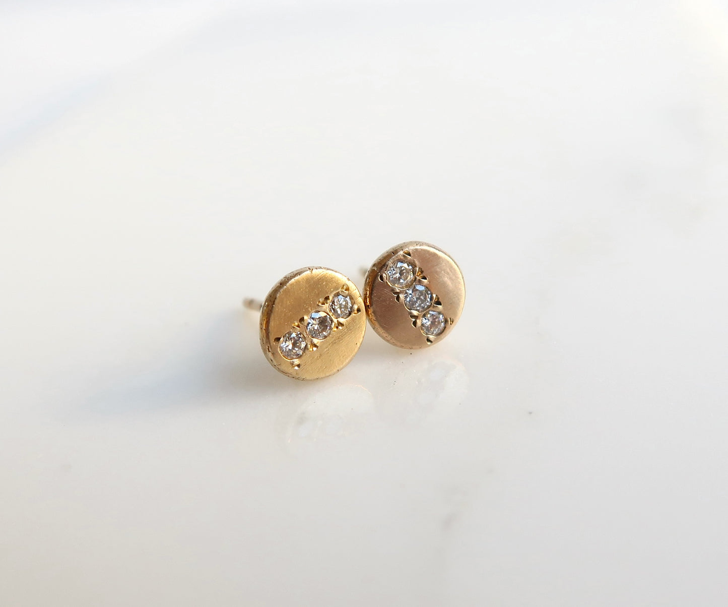 Nishi diamond and gold flat disc studs