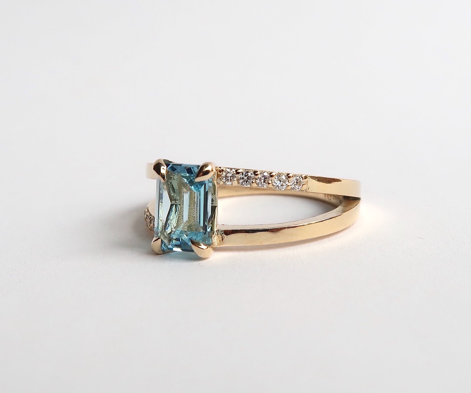 Nishi Aquamarine and Diamond Gold Ring